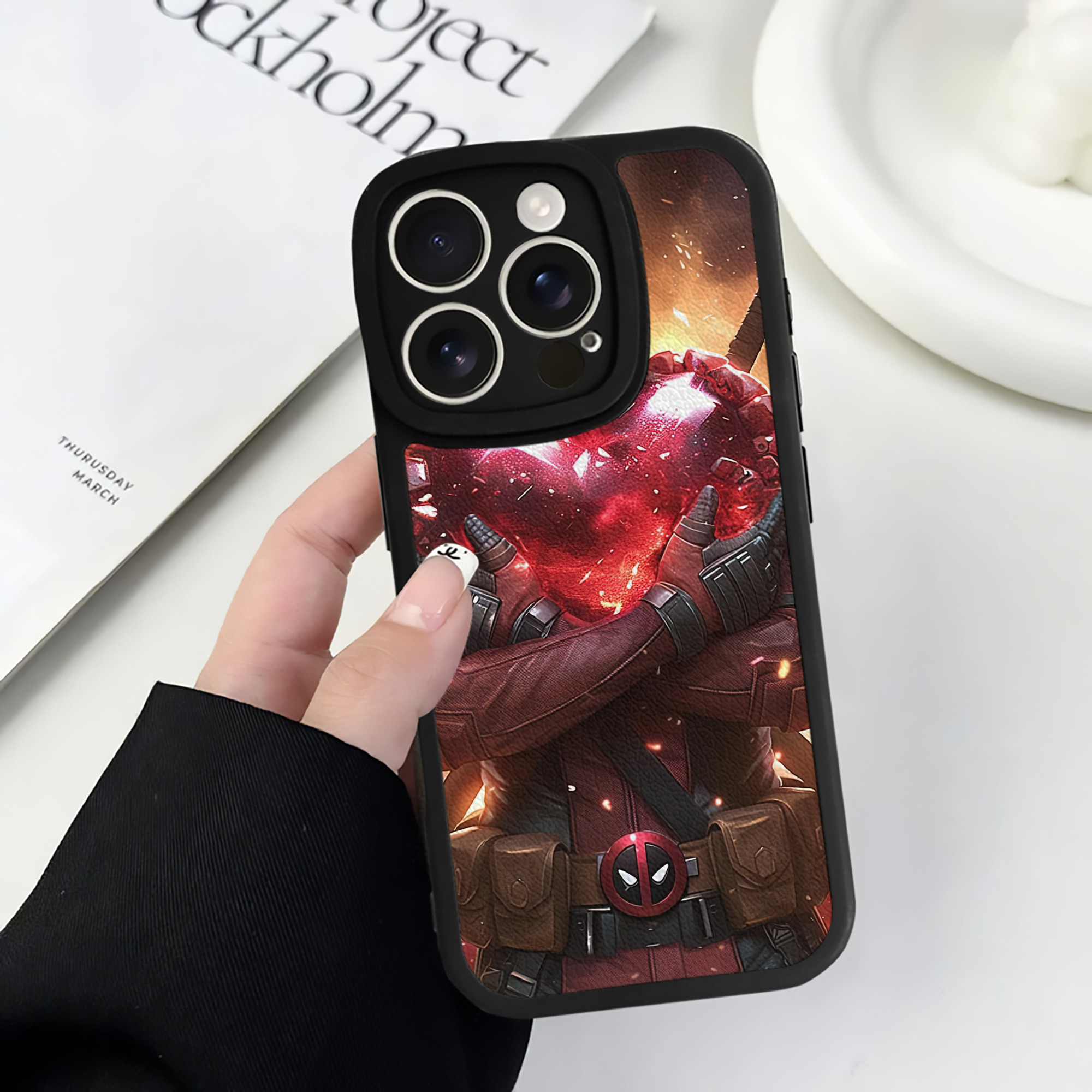 （画像用） Deadpool デッドプール 【iPhone 16シリーズ対応】シリコンスマホケース（レザー調） 材質：シリコン